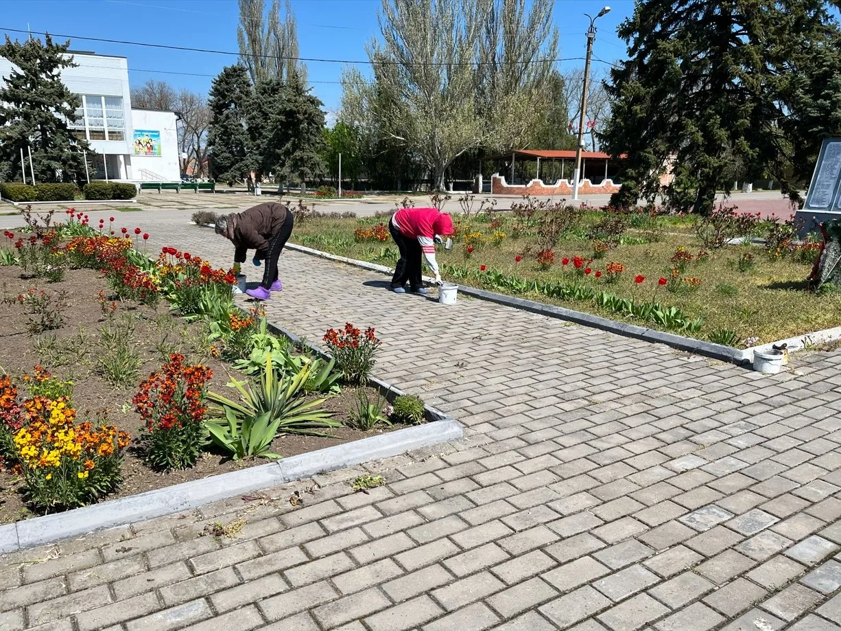В День Победы жители ст.Камышеваткой возлагали цветы к отремонтированному мемориальному комплексу В День Победы жители ст.Камышеваткой возлагали цветы к отремонтированному мемориальному комплексу