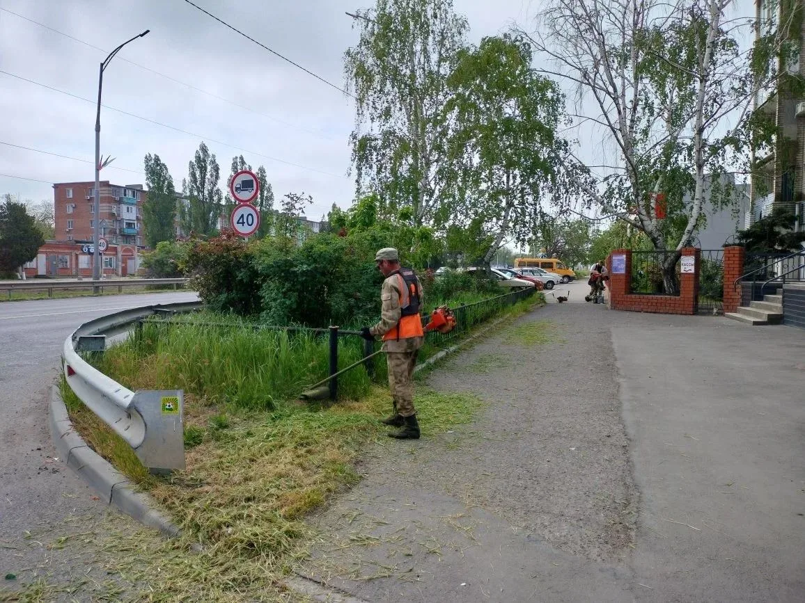 По сообщению городской администрации, в Ейске идёт покос травы и уборка приконтейнерных площадок по улицам: Октябрьской, 215; Ясенской, 2б; Р. Люксембург, 181; ул. Коммунистической; ул. Б. Хмельницкого/ул. Мичурина По сообщению городской администрации, в Ейске идёт покос травы и уборка приконтейнерных площадок по улицам: Октябрьской, 215; Ясенской, 2б; Р. Люксембург, 181; ул. Коммунистической; ул. Б. Хмельницкого/ул. Мичурина