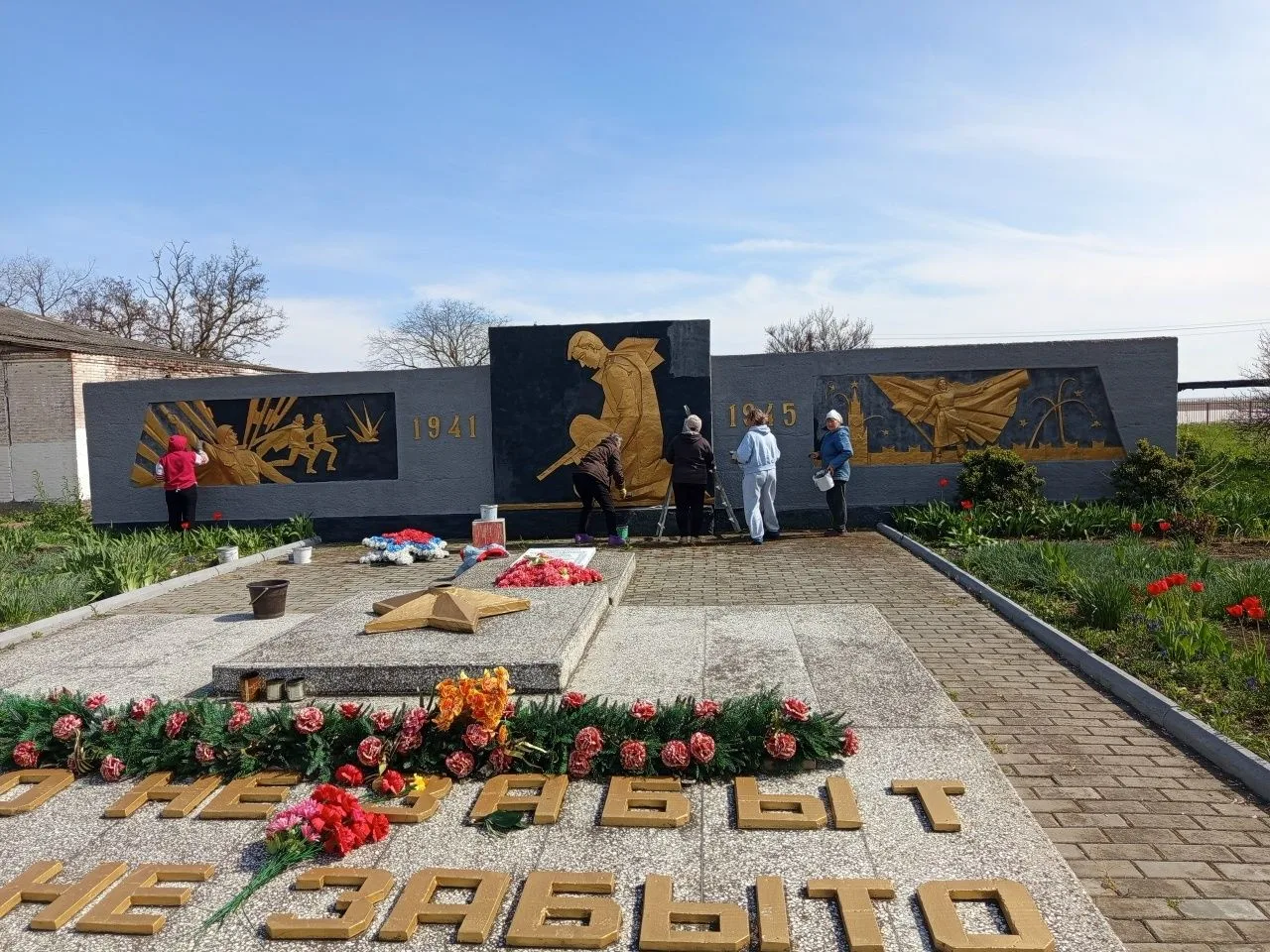 В День Победы жители ст.Камышеваткой возлагали цветы к отремонтированному мемориальному комплексу В День Победы жители ст.Камышеваткой возлагали цветы к отремонтированному мемориальному комплексу