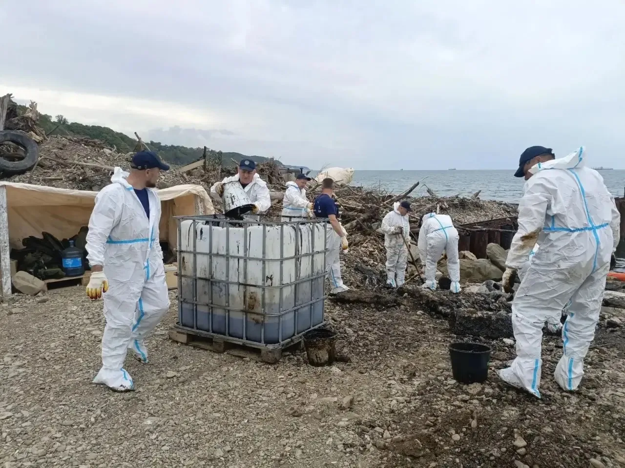 Краснодарские спасатели помогают Туапсе справляться с разливом нефтепродуктов Краснодарские спасатели помогают Туапсе справляться с разливом нефтепродуктов