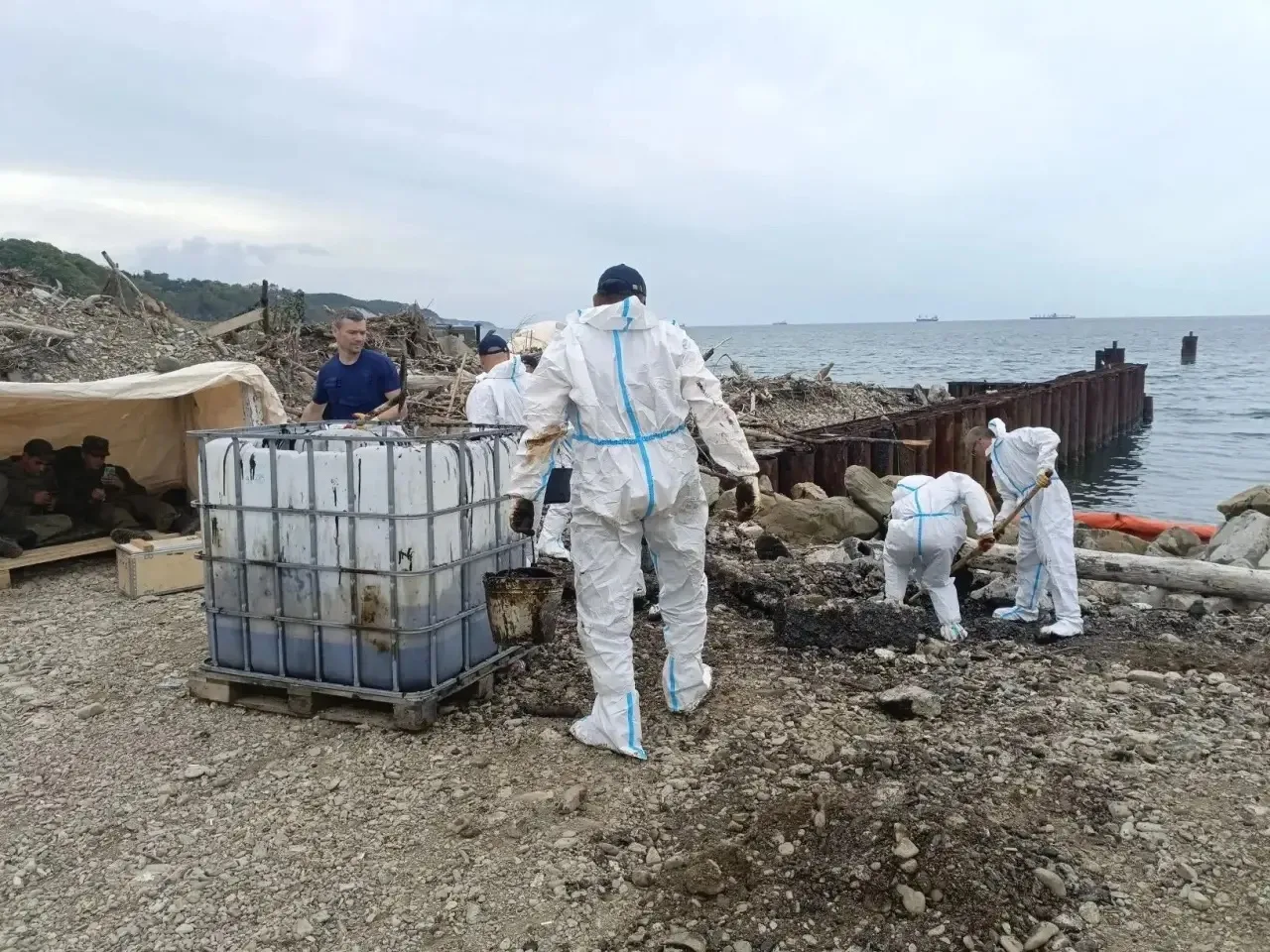 Краснодарские спасатели помогают Туапсе справляться с разливом нефтепродуктов Краснодарские спасатели помогают Туапсе справляться с разливом нефтепродуктов