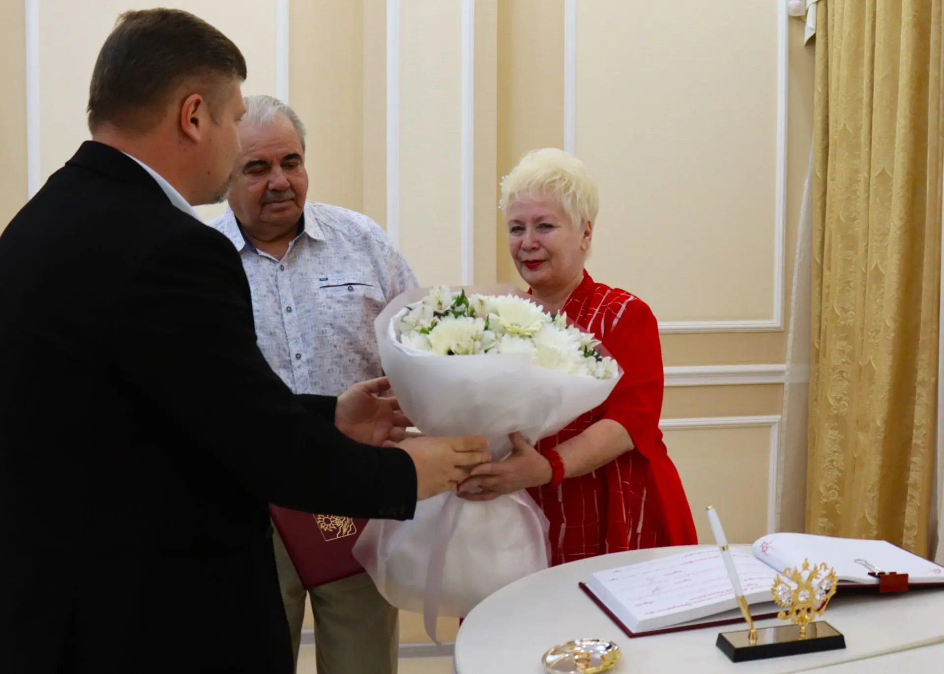 Александр Тириченко поздравил семью Евгения и Татьяны Клименко с 50-летием супружеской жизни! Александр Тириченко поздравил семью Евгения и Татьяны Клименко с 50-летием супружеской жизни!