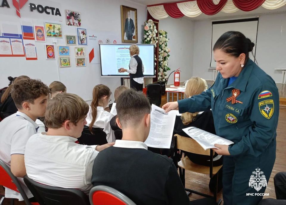Сотрудники МЧС России провели уроки безопасности и профориентации для школьников Апшеронского района Сотрудники МЧС России провели уроки безопасности и профориентации для школьников Апшеронского района
