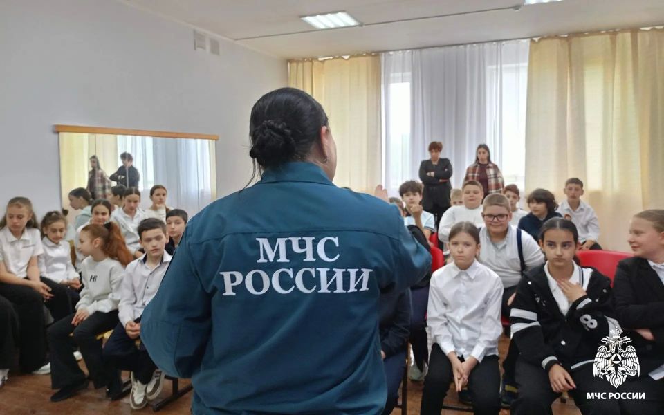 Сотрудники МЧС России провели уроки безопасности и профориентации для школьников Апшеронского района Сотрудники МЧС России провели уроки безопасности и профориентации для школьников Апшеронского района
