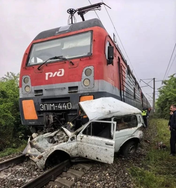 Поезд снёс выехавшую на жд пути "Ниву" Поезд снёс выехавшую на жд пути "Ниву"