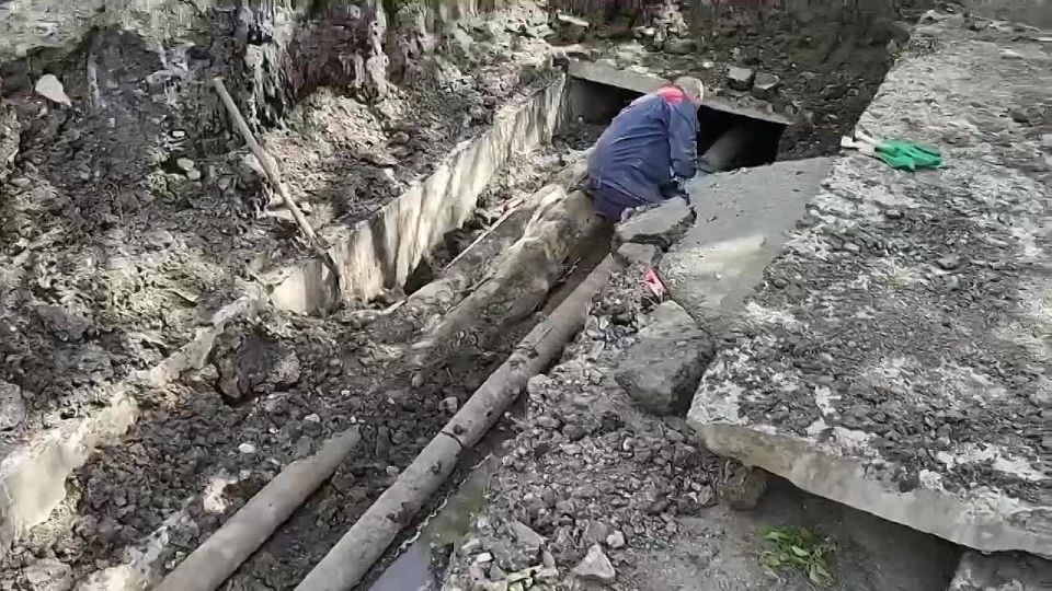 Показываем работы с Уральской, где идет замена труб горячего водоснабжения