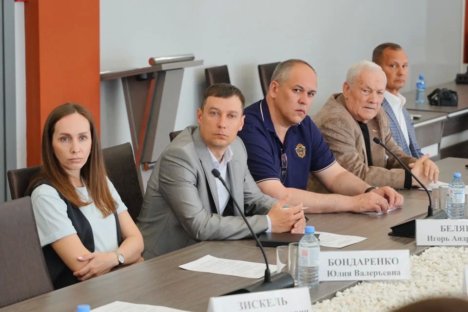 Андрей Кравченко: На заседании совета совместно с депутатом Государственной Думы Сергеем Алтуховым и министром промышленной политики Краснодарского края Дмитрием Хмелько наметили пути укрепления промышленного потенциала... Андрей Кравченко: На заседании совета совместно с депутатом Государственной Думы Сергеем Алтуховым и министром промышленной политики Краснодарского края Дмитрием Хмелько наметили пути укрепления промышленного потенциала...