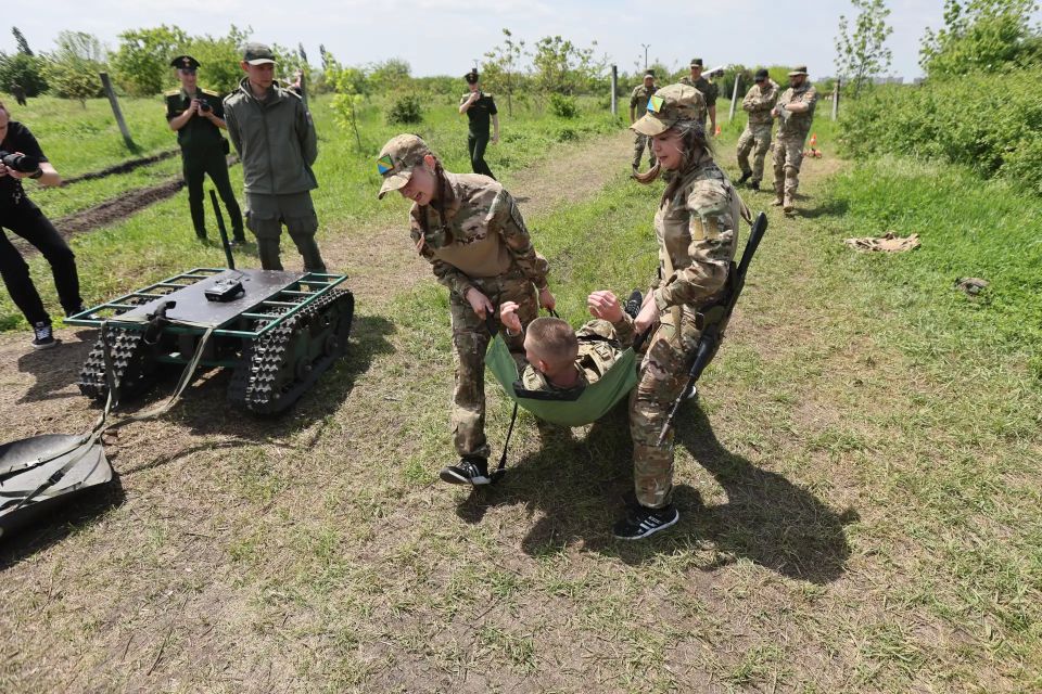 Вениамин Кондратьев посетил финал регионального этапа военно-патриотической игры «Зарница» Вениамин Кондратьев посетил финал регионального этапа военно-патриотической игры «Зарница»