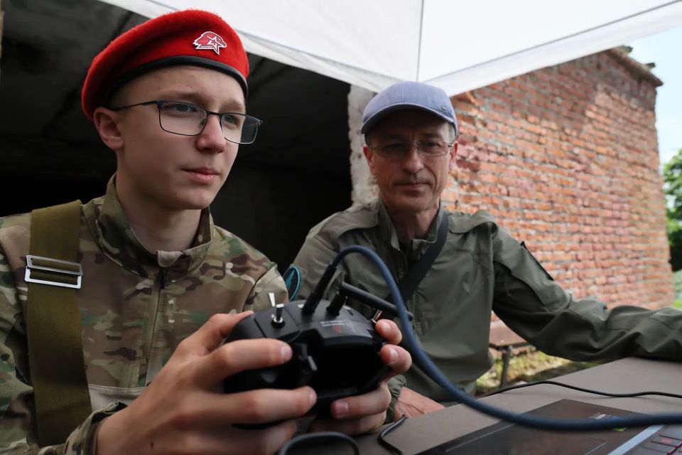 Вениамин Кондратьев посетил финал регионального этапа военно-патриотической игры «Зарница» Вениамин Кондратьев посетил финал регионального этапа военно-патриотической игры «Зарница»