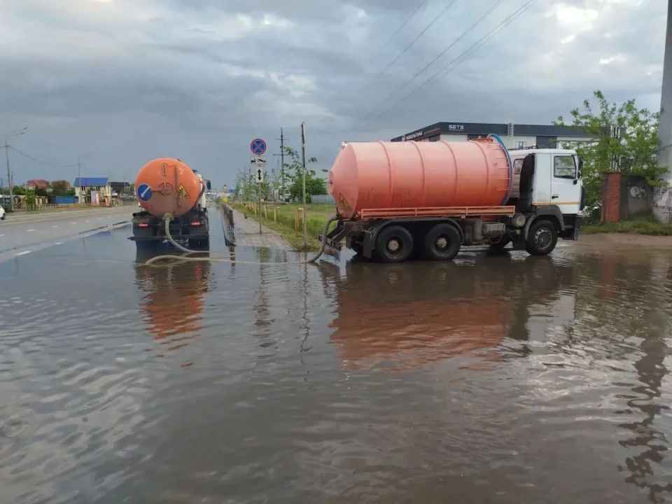 В Краснодаре продолжают устранять последствия ливня