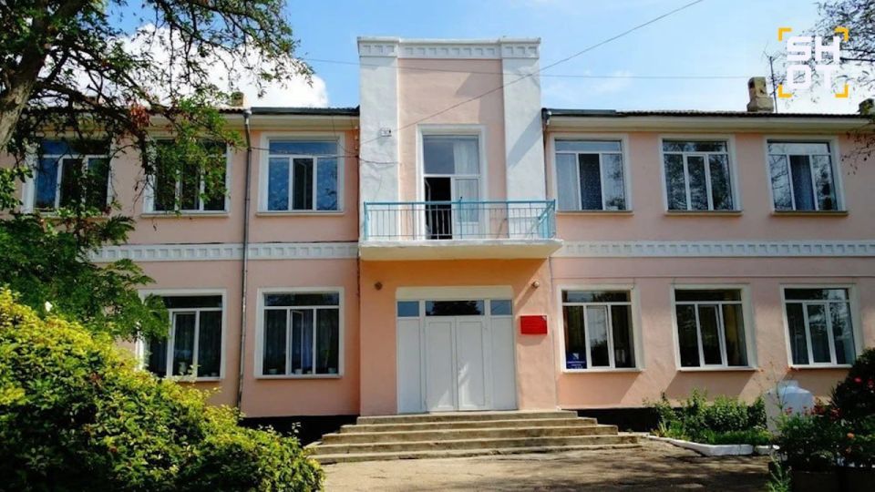 Десять детей пострадали при обрушении балкона в школе Севастополя - они вышли туда, чтобы сделать фото