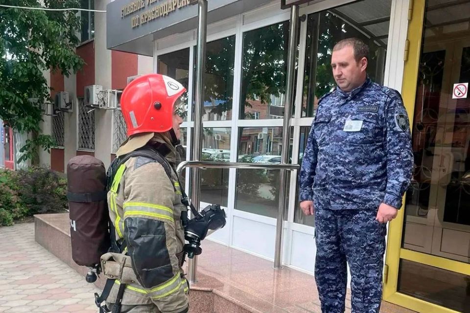 В Краснодаре сотрудники Росгвардии и пожарные МЧС России ликвидировали условное возгорание в административном здании В Краснодаре сотрудники Росгвардии и пожарные МЧС России ликвидировали условное возгорание в административном здании