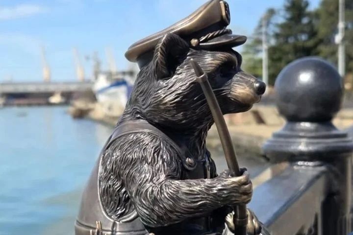 В Туапсе появился новый городской символ — на набережной установили первую скульптуру проекта «Туапсеноты»