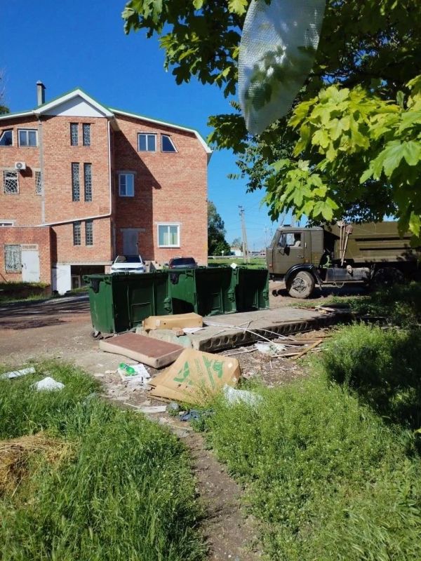 Борьба со стихийными свалками у приконтейнерных площадок в Ейске продолжается Борьба со стихийными свалками у приконтейнерных площадок в Ейске продолжается