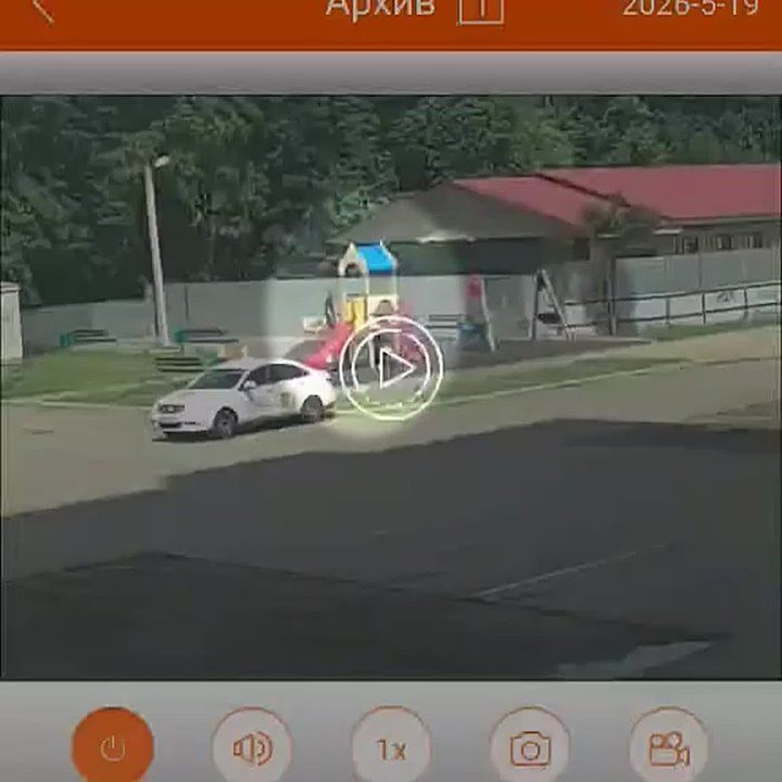 «Пойдем кое-что покажу». В Краснодаре на детской площадке во дворе дома по улице Тепличной к трем девочкам (двум 9-ти и одной 11-ти лет) подошел неизвестный взрослый мужчина