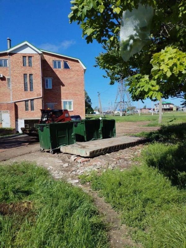 Борьба со стихийными свалками у приконтейнерных площадок в Ейске продолжается Борьба со стихийными свалками у приконтейнерных площадок в Ейске продолжается