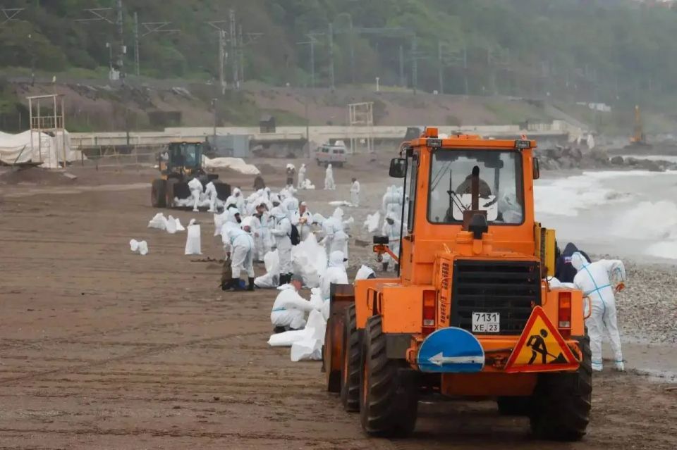 Более 31,2 тыс. кубометров загрязненного грунта и водомазутной смеси собрали и вывезли в Туапсе Более 31,2 тыс. кубометров загрязненного грунта и водомазутной смеси собрали и вывезли в Туапсе