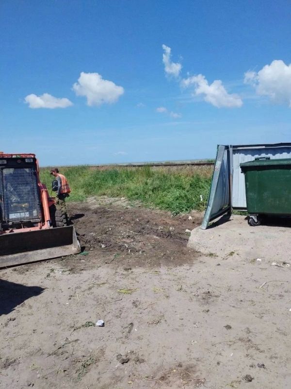 Борьба со стихийными свалками у приконтейнерных площадок в Ейске продолжается Борьба со стихийными свалками у приконтейнерных площадок в Ейске продолжается