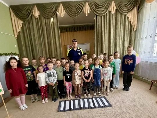 В рамках профилактического мероприятия «Внимание-дети!» сотрудник ОВ ДПС Госавтоинспекции Ейского района Иван Данилов встретился с воспитанниками детского сада N24 п. Советский