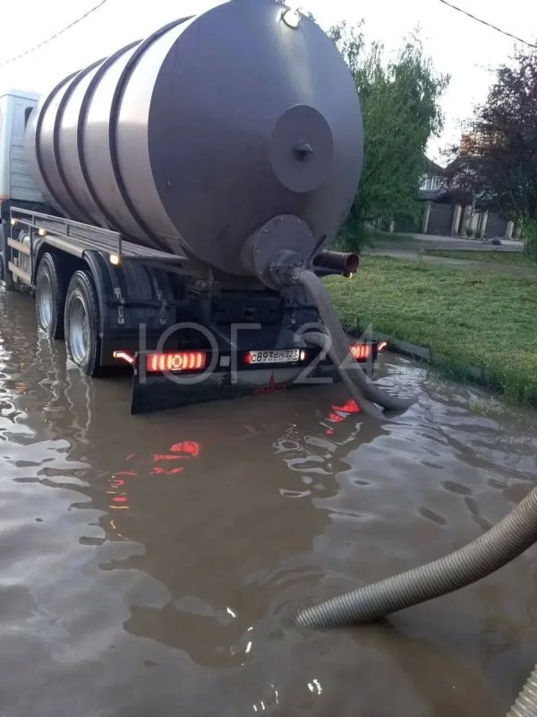В Краснодаре продолжают устранять последствия вчерашнего ливня В Краснодаре продолжают устранять последствия вчерашнего ливня