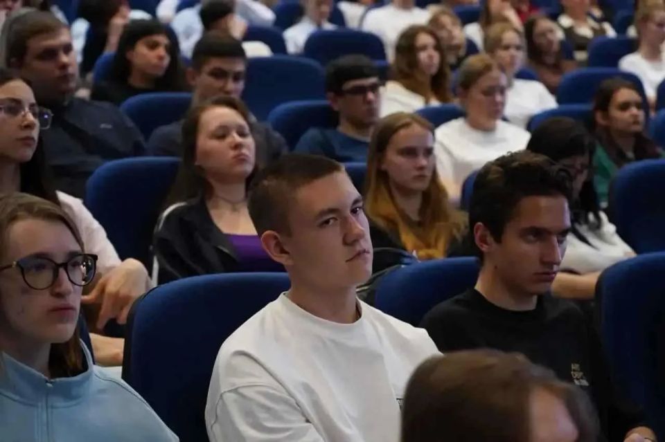 Вице-губернатор Елена Воробьева встретилась с выпускниками медицинских классов Кубани Вице-губернатор Елена Воробьева встретилась с выпускниками медицинских классов Кубани