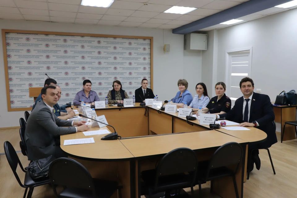 Начальник ООД ПДН УТ МВД России по ЮФО приняла участие в родительском собрании проекта «Родительский всеобуч», организованного министерством образования и науки Краснодарского края совместно с краевым институтом развития... Начальник ООД ПДН УТ МВД России по ЮФО приняла участие в родительском собрании проекта «Родительский всеобуч», организованного министерством образования и науки Краснодарского края совместно с краевым институтом развития...