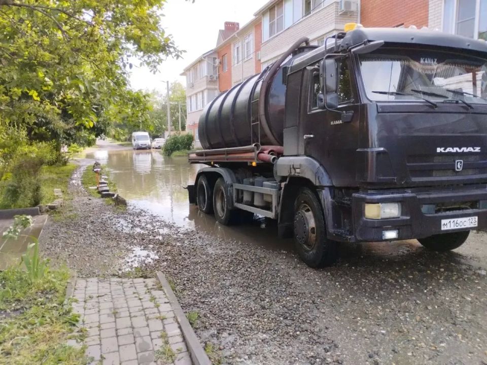 В Краснодаре спецтехника работает в Музыкальном микрорайоне и пос В Краснодаре спецтехника работает в Музыкальном микрорайоне и пос