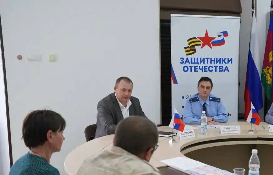 Прокуратурой Приморско-Ахтарского района в новом помещении, выделенном фонду «Защитники Отечества, проведен прием участников СВО и членов их семей