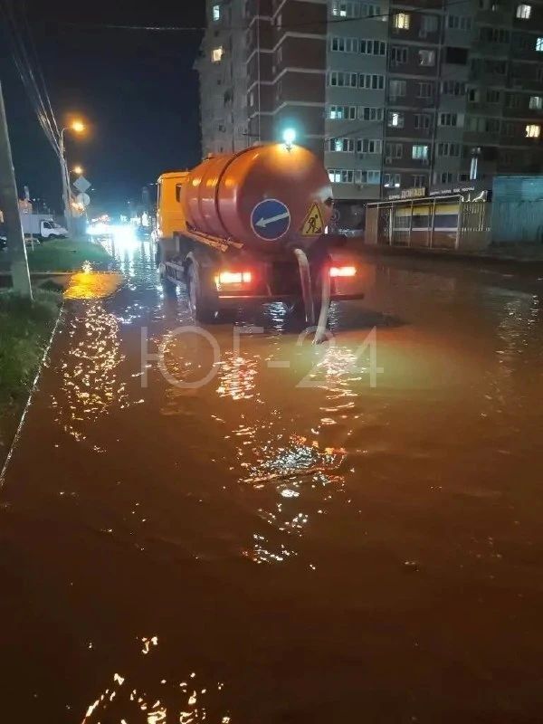 В Краснодаре продолжают устранять последствия вчерашнего ливня В Краснодаре продолжают устранять последствия вчерашнего ливня