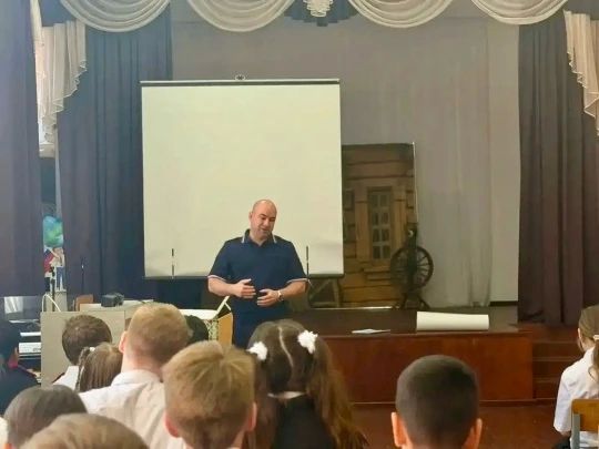 Безопасность на дорогах – детям! Сотрудник Госавтоинспекции в школе №5 г. Ейска 22 мая 2026 года в стенах начальной школы МБОУ ООШ № 5 города Ейска прошел важный и познавательный урок для самых юных участников дорожного... Безопасность на дорогах – детям! Сотрудник Госавтоинспекции в школе №5 г. Ейска 22 мая 2026 года в стенах начальной школы МБОУ ООШ № 5 города Ейска прошел важный и познавательный урок для самых юных участников дорожного...