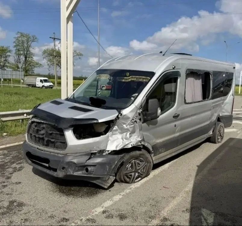 Семь человек пострадали в аварии с микроавтобусом Семь человек пострадали в аварии с микроавтобусом