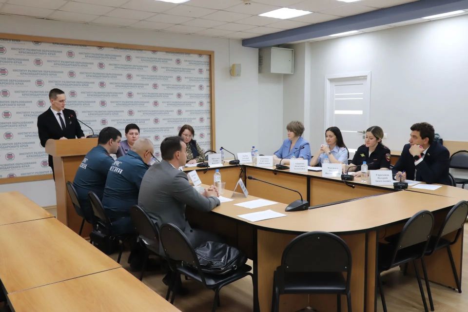 Начальник ООД ПДН УТ МВД России по ЮФО приняла участие в родительском собрании проекта «Родительский всеобуч», организованного министерством образования и науки Краснодарского края совместно с краевым институтом развития... Начальник ООД ПДН УТ МВД России по ЮФО приняла участие в родительском собрании проекта «Родительский всеобуч», организованного министерством образования и науки Краснодарского края совместно с краевым институтом развития...