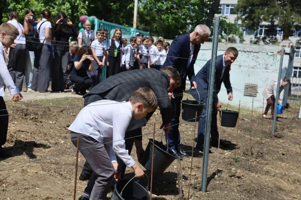 В школе №2 открылась опытно-экспериментальная площадка по выращиванию винограда В школе №2 открылась опытно-экспериментальная площадка по выращиванию винограда