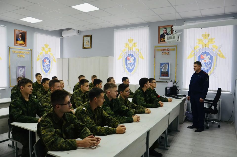 Представитель краевого следственного управления СК России провел занятие с кадетами Представитель краевого следственного управления СК России провел занятие с кадетами