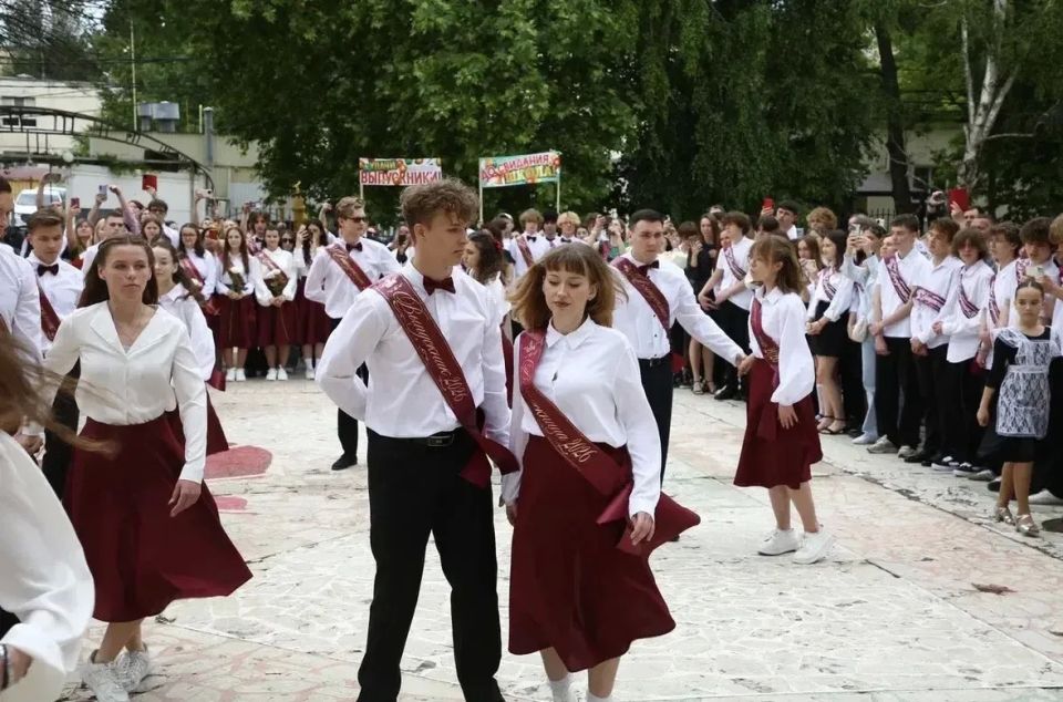 Во всех школах и гимназиях Анапы прозвенели последние звонки Во всех школах и гимназиях Анапы прозвенели последние звонки
