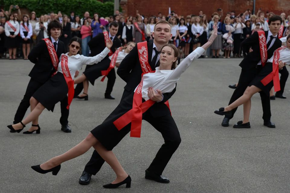 В ШКОЛАХ АРМАВИРА ПРОЗВЕНЕЛИ ПОСЛЕДНИЕ ЗВОНКИ В ШКОЛАХ АРМАВИРА ПРОЗВЕНЕЛИ ПОСЛЕДНИЕ ЗВОНКИ