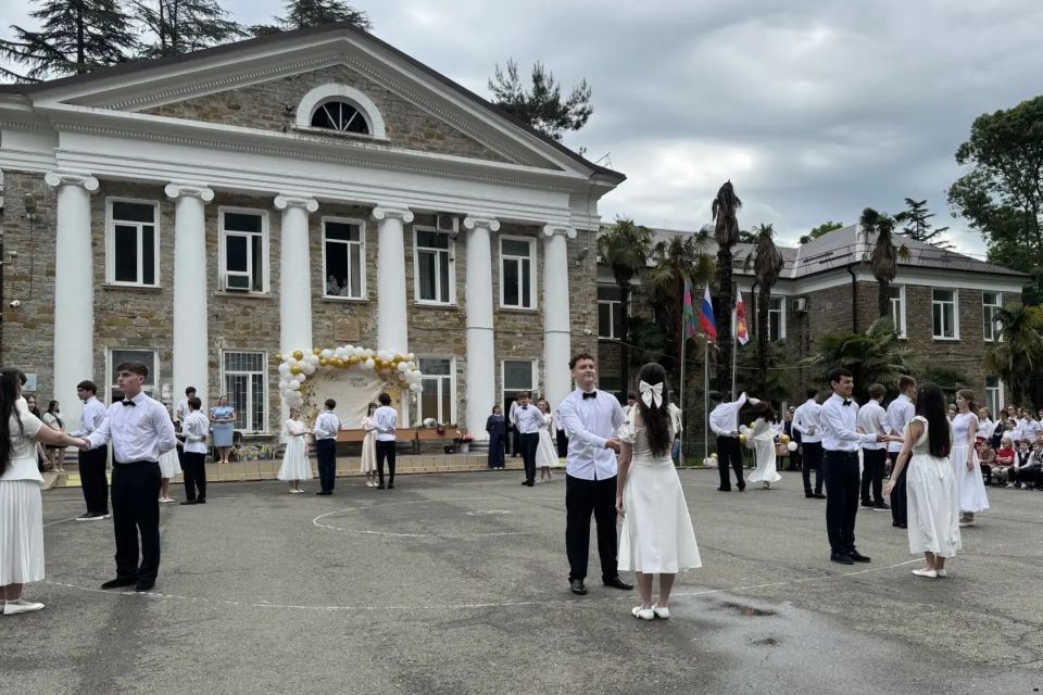 В школах Сочи последний звонок прозвучал для более чем 11 тысяч выпускников В школах Сочи последний звонок прозвучал для более чем 11 тысяч выпускников
