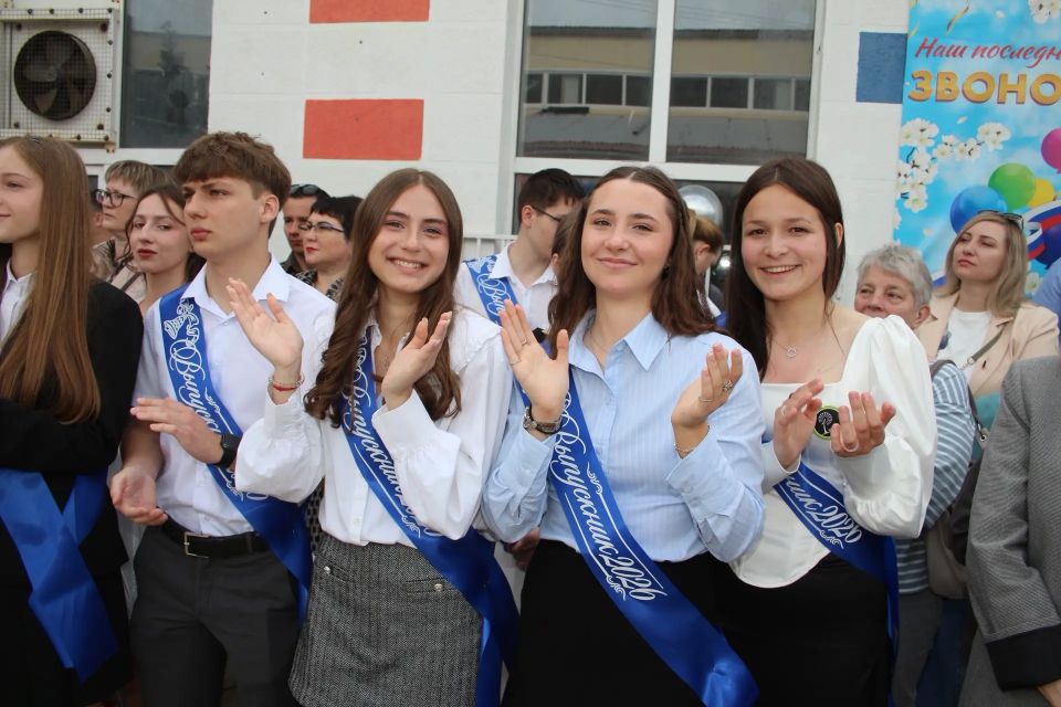Во всех школах и гимназиях Анапы прозвенели последние звонки Во всех школах и гимназиях Анапы прозвенели последние звонки