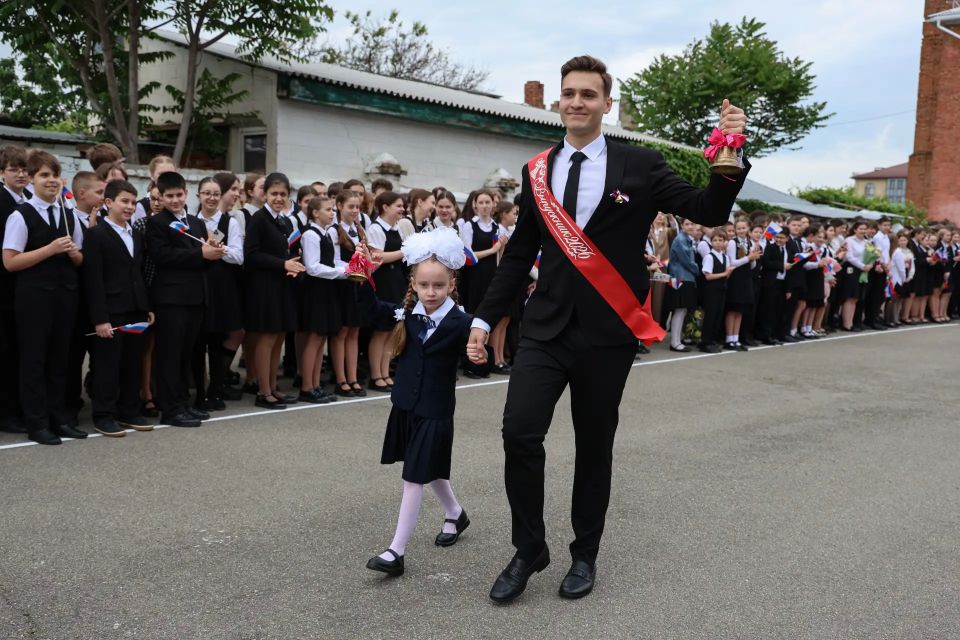 В ШКОЛАХ АРМАВИРА ПРОЗВЕНЕЛИ ПОСЛЕДНИЕ ЗВОНКИ В ШКОЛАХ АРМАВИРА ПРОЗВЕНЕЛИ ПОСЛЕДНИЕ ЗВОНКИ