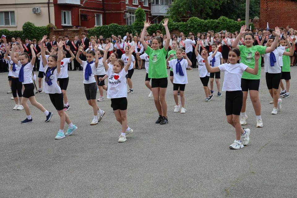 В ШКОЛАХ АРМАВИРА ПРОЗВЕНЕЛИ ПОСЛЕДНИЕ ЗВОНКИ В ШКОЛАХ АРМАВИРА ПРОЗВЕНЕЛИ ПОСЛЕДНИЕ ЗВОНКИ