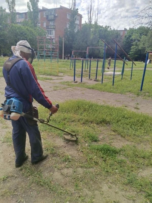 Покос травы, ликвидация стихийных свалок рядом с контейнерными площадками, чистка прибордюрной зоны дорог, уборка общественных территорий – Приморская набережная, ул. Пляжная, ул. Московская, 273 Покос травы, ликвидация стихийных свалок рядом с контейнерными площадками, чистка прибордюрной зоны дорог, уборка общественных территорий – Приморская набережная, ул. Пляжная, ул. Московская, 273