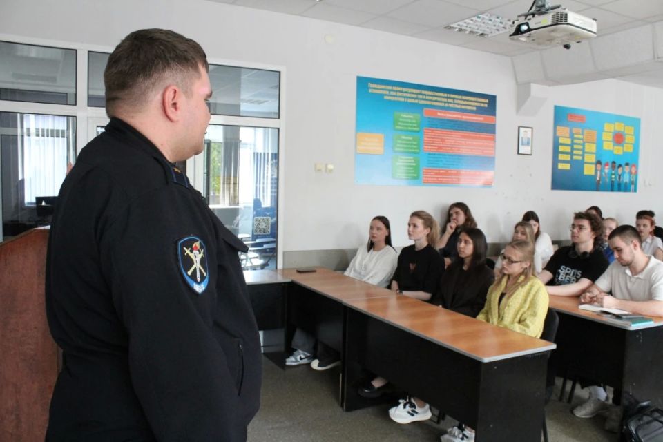 Новороссийские полицейские и общественники провели встречу со студентами города в рамках акции «Стоп, мошенник!» Новороссийские полицейские и общественники провели встречу со студентами города в рамках акции «Стоп, мошенник!»