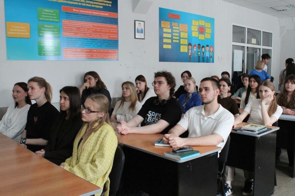 Новороссийские полицейские и общественники провели встречу со студентами города в рамках акции «Стоп, мошенник!» Новороссийские полицейские и общественники провели встречу со студентами города в рамках акции «Стоп, мошенник!»