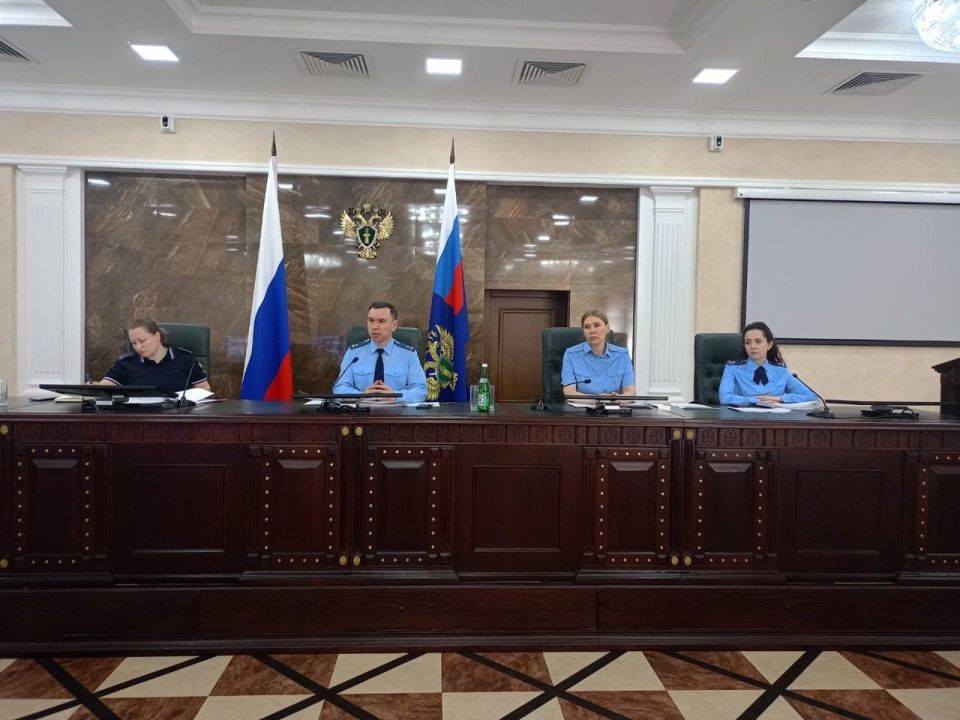 В прокуратуре края под председательством исполняющего обязанности прокурора края Александра Трухина проведено межведомственное совещание по вопросам исполнения судебных актов, принятых по искам органов прокуратуры