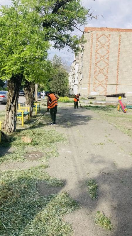 Покос травы, ликвидация стихийных свалок рядом с контейнерными площадками, чистка прибордюрной зоны дорог, уборка общественных территорий – Приморская набережная, ул. Пляжная, ул. Московская, 273 Покос травы, ликвидация стихийных свалок рядом с контейнерными площадками, чистка прибордюрной зоны дорог, уборка общественных территорий – Приморская набережная, ул. Пляжная, ул. Московская, 273