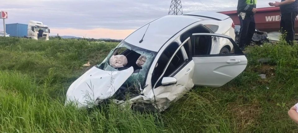 В Абинском районе столкнулись четыре автомобиля и «КАМаз» В Абинском районе столкнулись четыре автомобиля и «КАМаз»