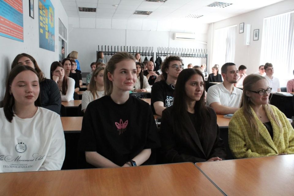 Новороссийские полицейские и общественники провели встречу со студентами города в рамках акции «Стоп, мошенник!» Новороссийские полицейские и общественники провели встречу со студентами города в рамках акции «Стоп, мошенник!»