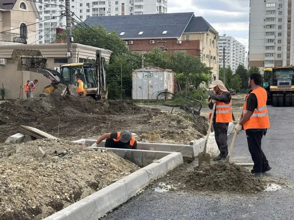 По ул. им. Есенина укладывают асфальто-бетонное покрытие По ул. им. Есенина укладывают асфальто-бетонное покрытие