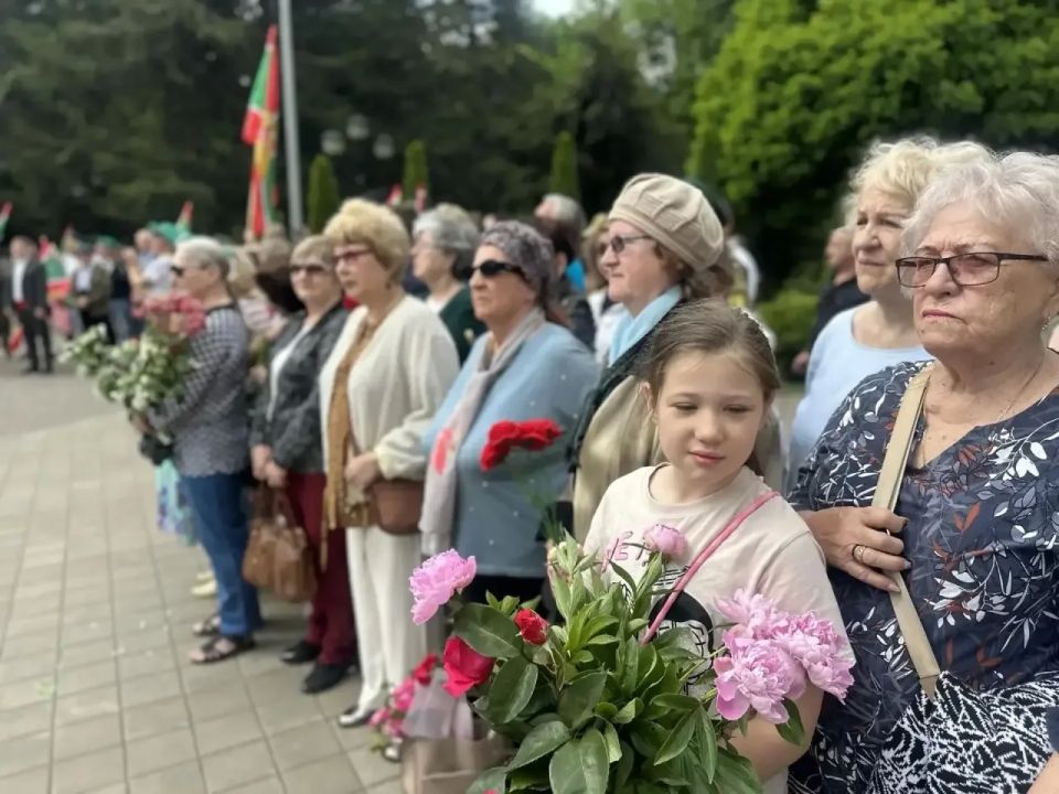 В сквере Пограничников в Краснодаре прошёл торжественный митинг, посвящённый 108-й годовщине со дня учреждения службы В сквере Пограничников в Краснодаре прошёл торжественный митинг, посвящённый 108-й годовщине со дня учреждения службы