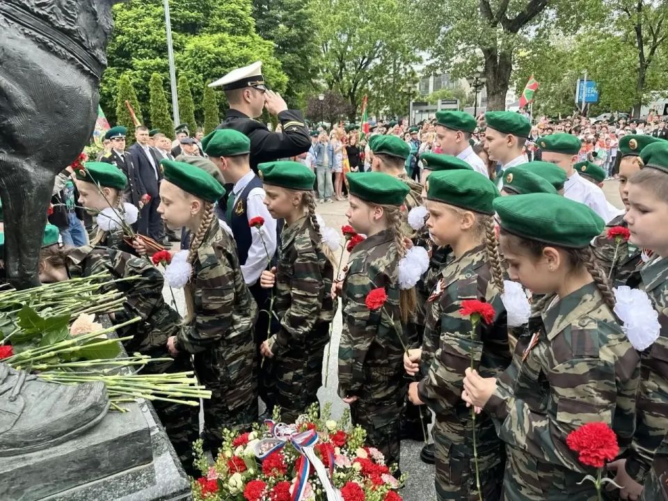 В сквере Пограничников в Краснодаре прошёл торжественный митинг, посвящённый 108-й годовщине со дня учреждения службы В сквере Пограничников в Краснодаре прошёл торжественный митинг, посвящённый 108-й годовщине со дня учреждения службы